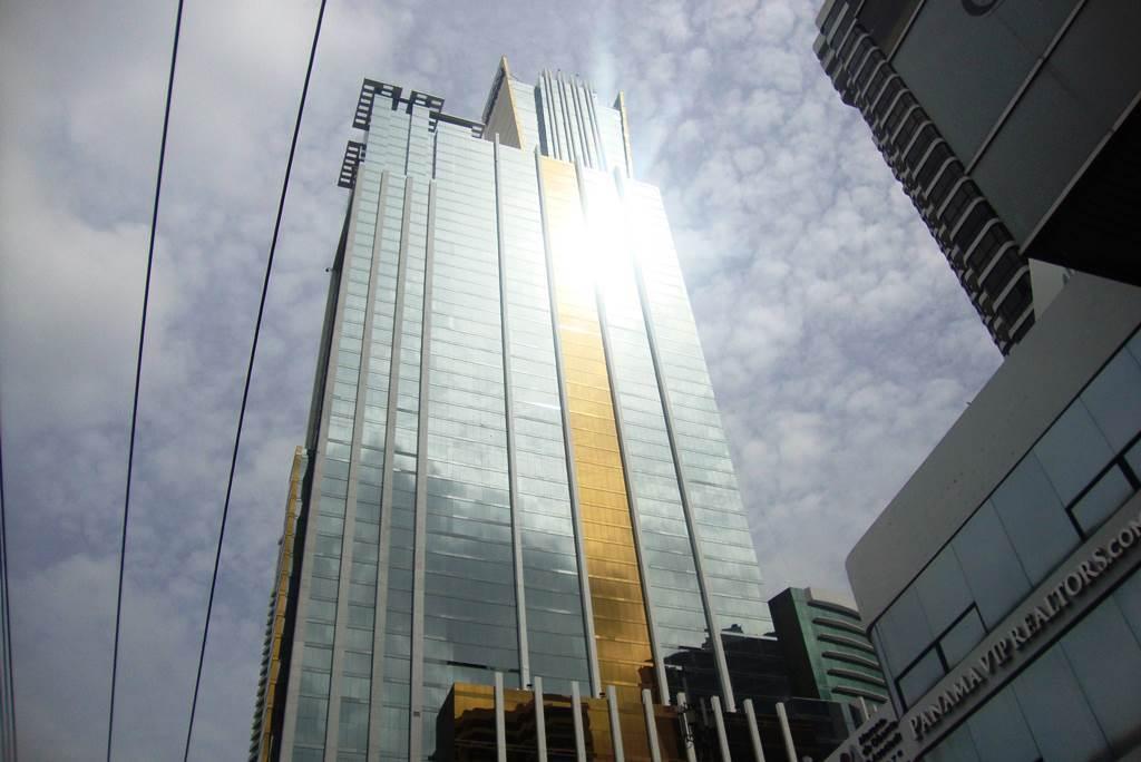 Alquilo amplia  oficina de 140mts, torre bicsa, avenida balboa 