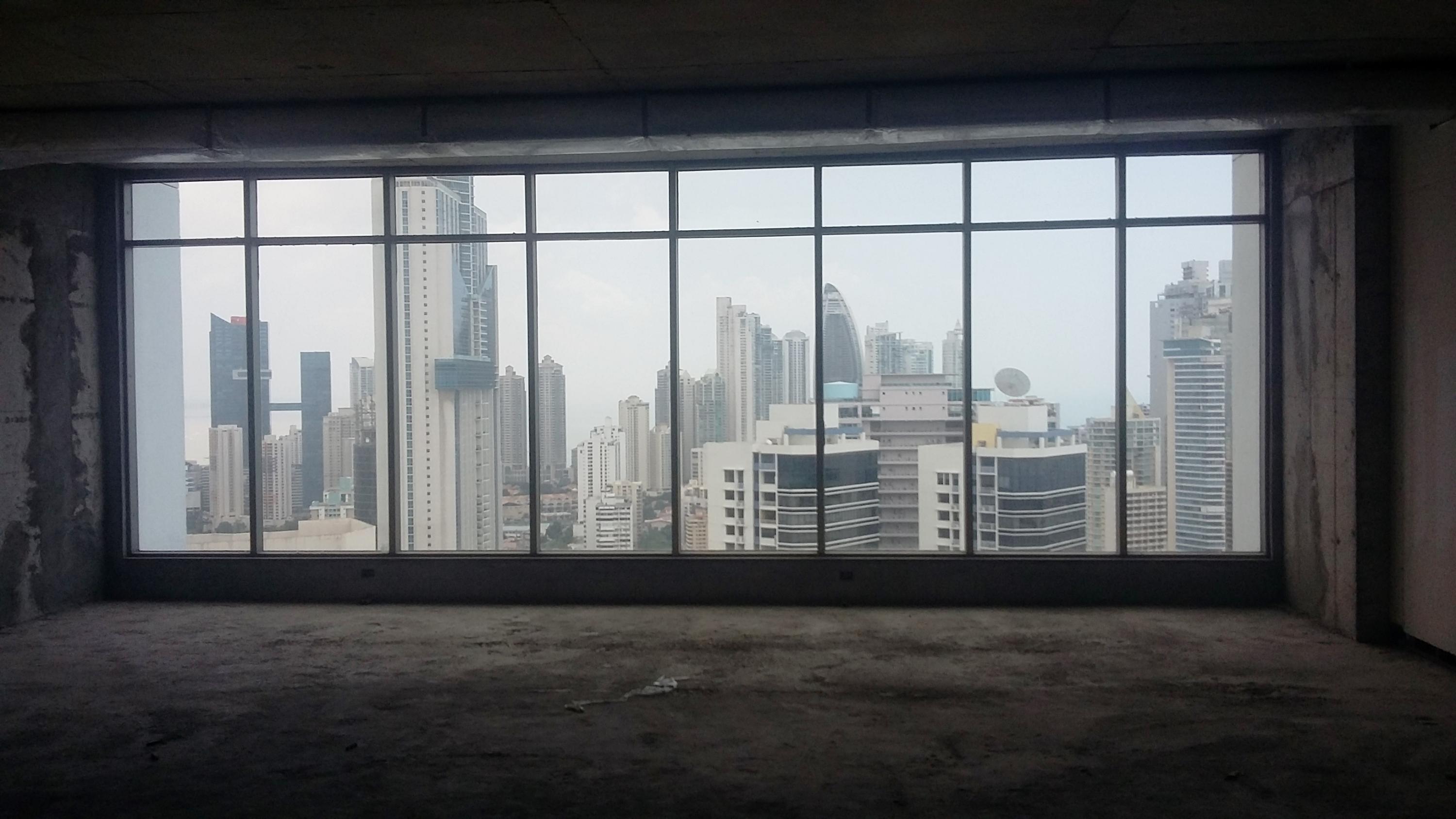 Alquilo amplia  oficina de 140mts, torre bicsa, avenida balboa 