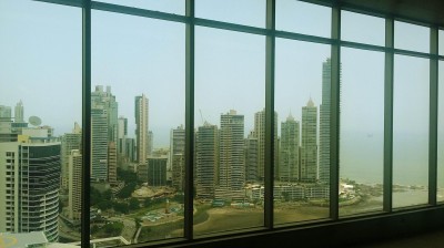 Grande ufficio di 140mt, con una vista impareggiabile, ha vetrate a tutta altezza, lavoro grigio, ar