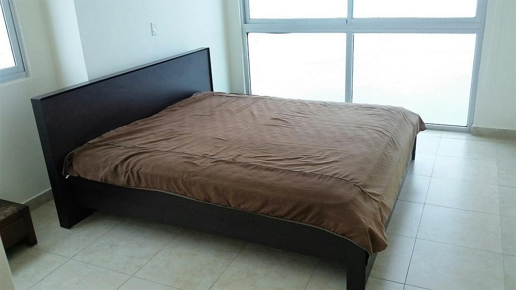 I am selling a spacious apartment with sea view, avenida balboa