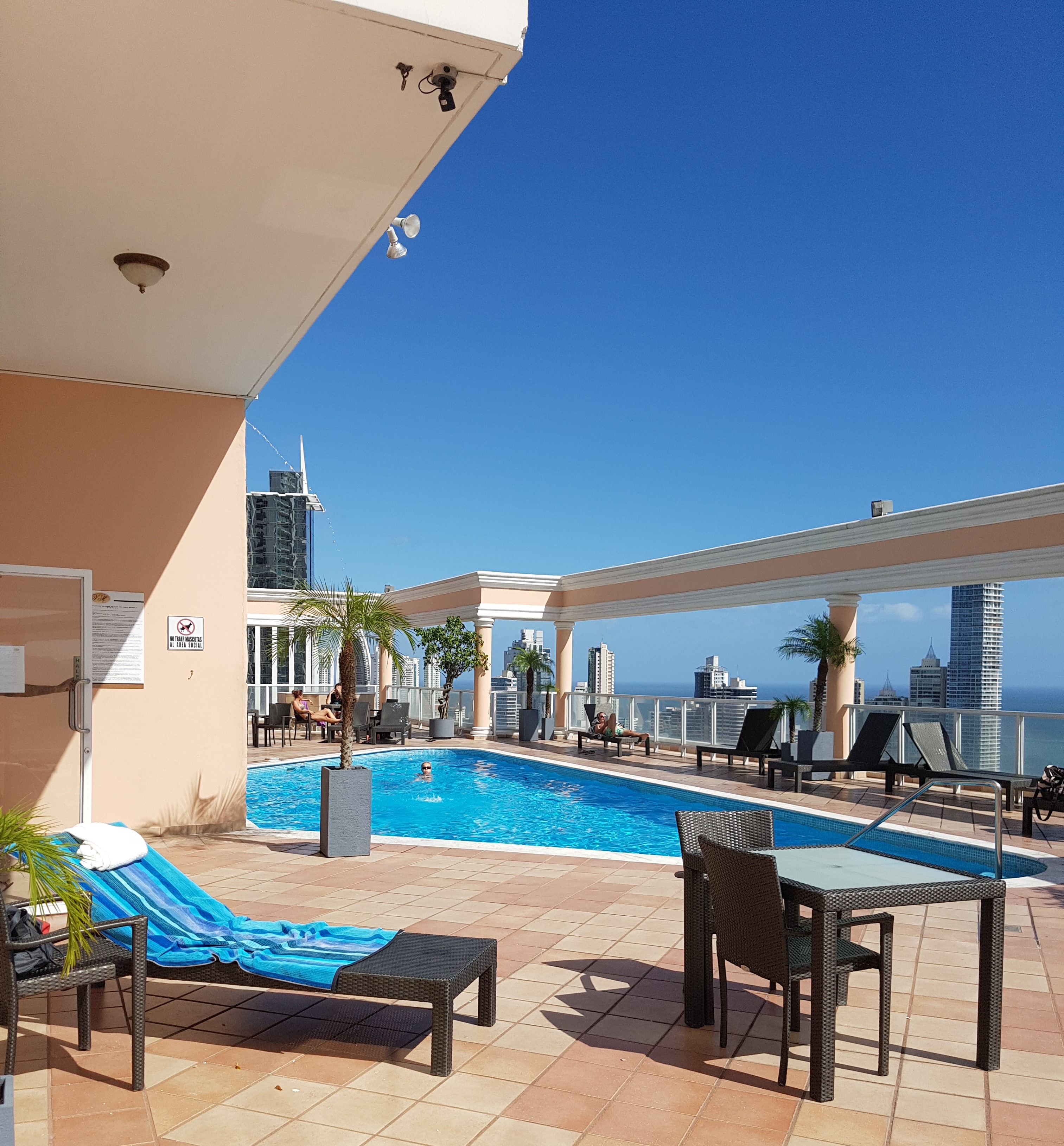 Alquilo hermoso apartamento amoblado en la av. balboa
