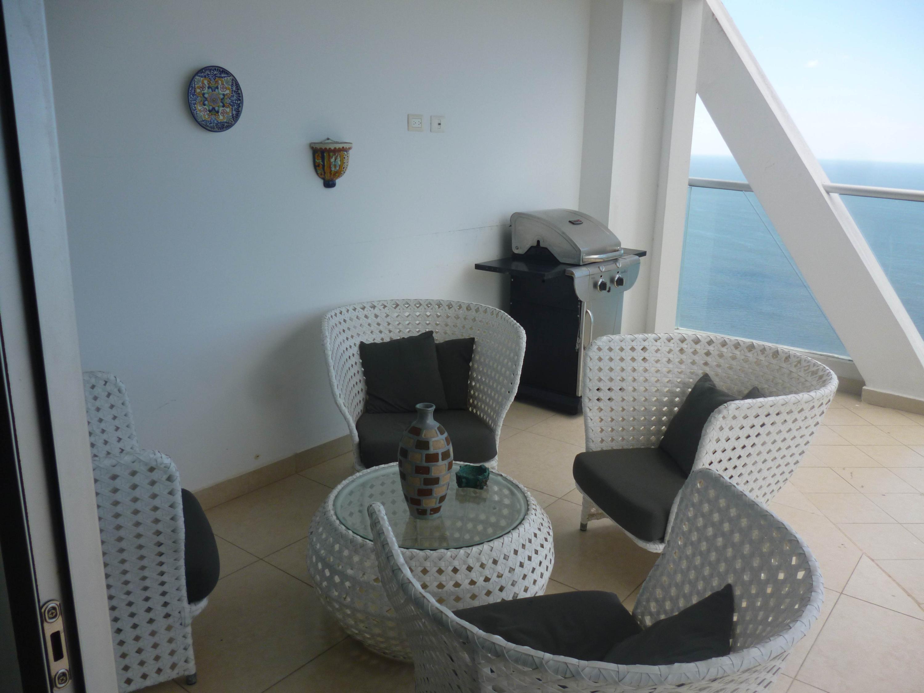 Se alquila apartamento 2 recamaras 2 parking amoblado avenida balboa cp171406