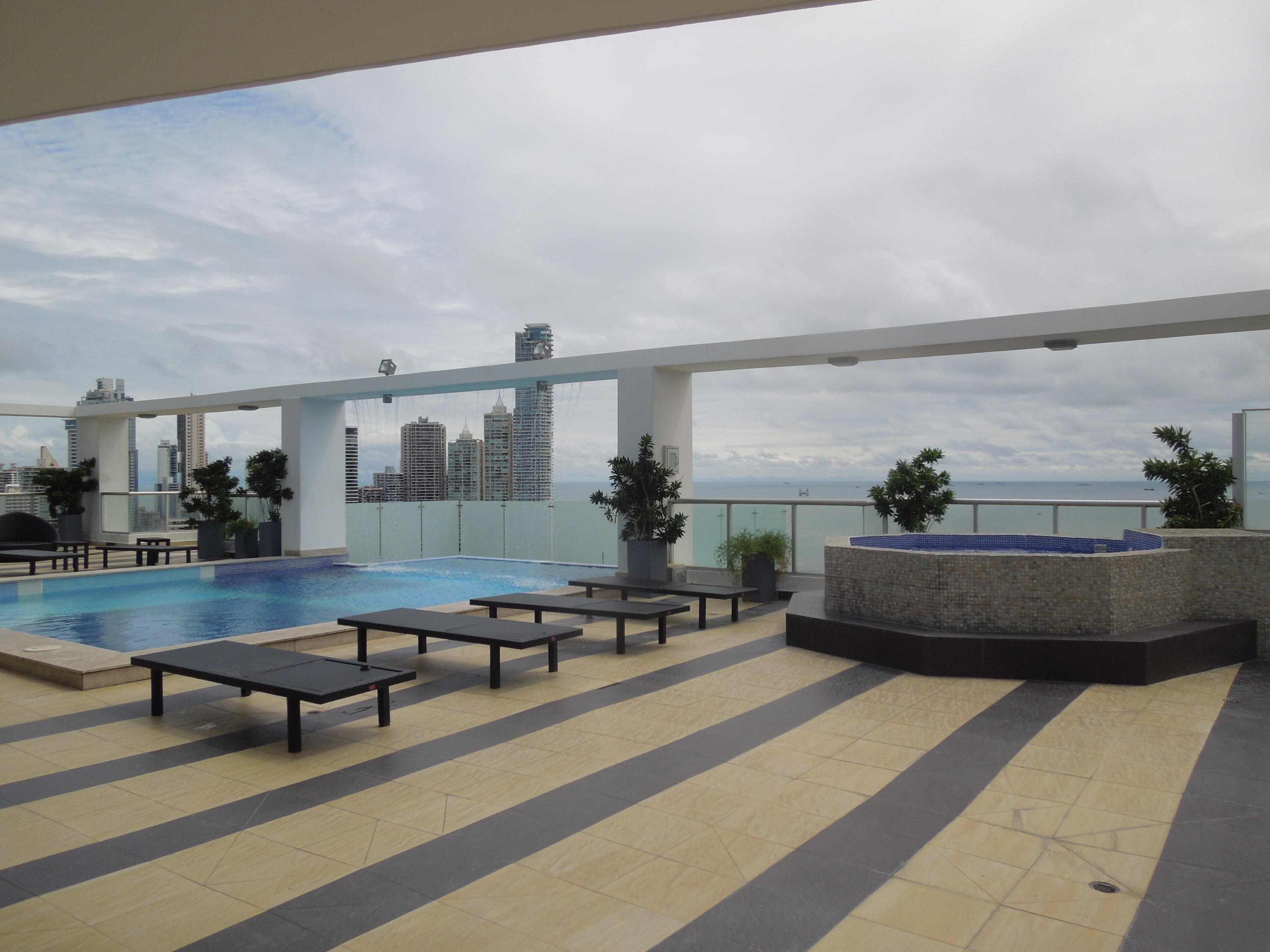 Alquilo lujoso apartamento amoblado, vista al mar, avenida balboa 