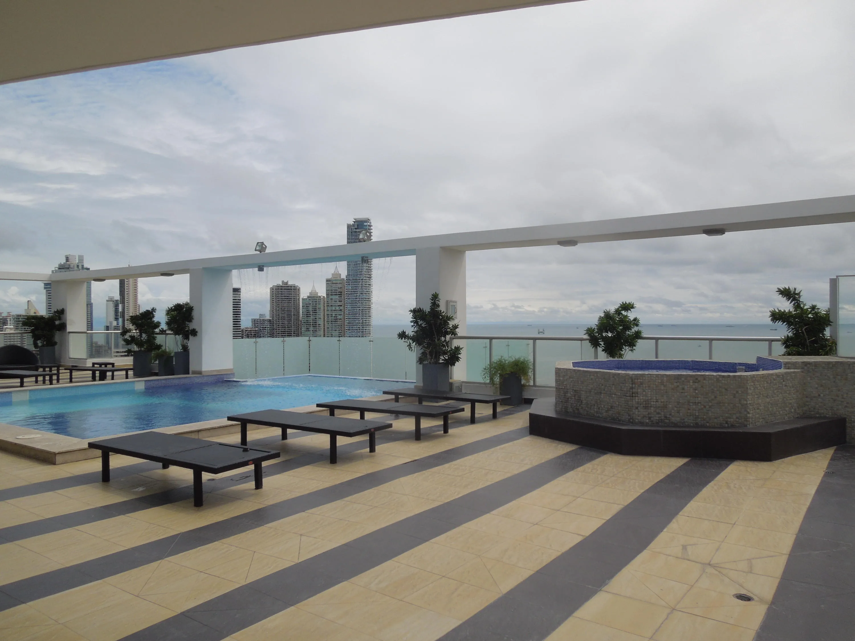 Alquilo lujoso apartamento amoblado, vista al mar, avenida balboa  — 3