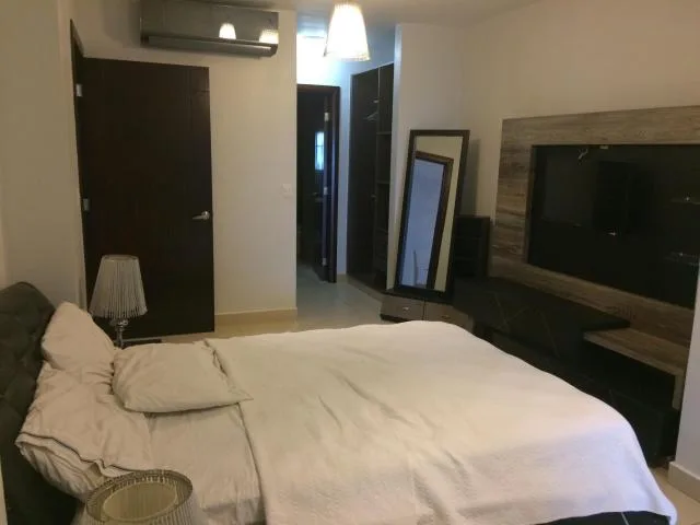 17-1741. se alquila bello apartamento en ph rivage, av. balboa. mh — 3