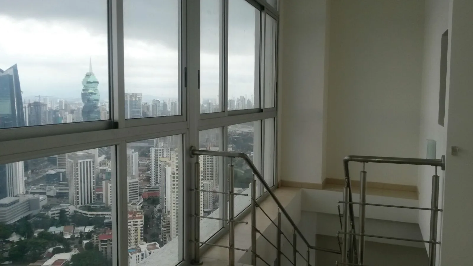 Muy amplio apartamento en alquiler ave balboa — 2