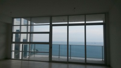 Oferecemos um apartamento de 2 andares muito espaçoso na mansão waters on the bay em ave balboa. a