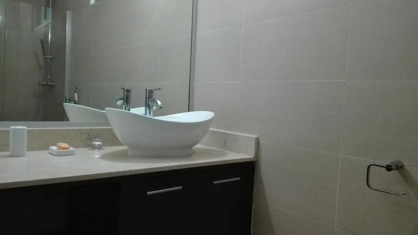  ofrecemos espectacular apartamento en alquiler en la av balboa 
