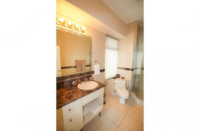 Vista del mar en la av. balboa (id 11016) — 5