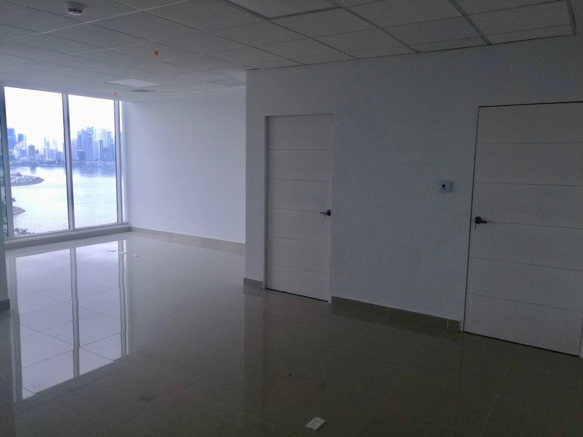 Se alquila oficina a estrenar en av. balboa - jg mls 17-3625