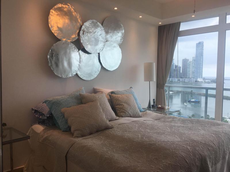 17-3590. esplendido apartamento amoblado en av. balboa. mh