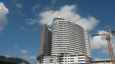 Este ph cuenta con dos torres de apartamentos con vista al mar y a la ciudad. los apartamentos se ca