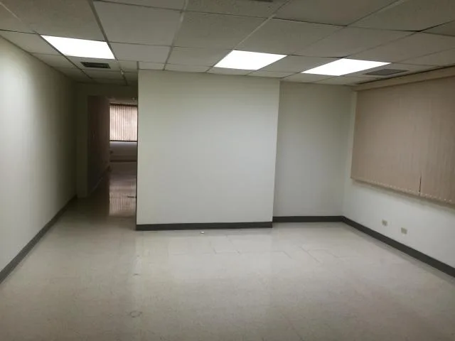  alquilo oficina sin divisione en avenida balboa — 4