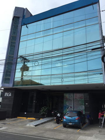  alquilo oficina sin divisione en avenida balboa