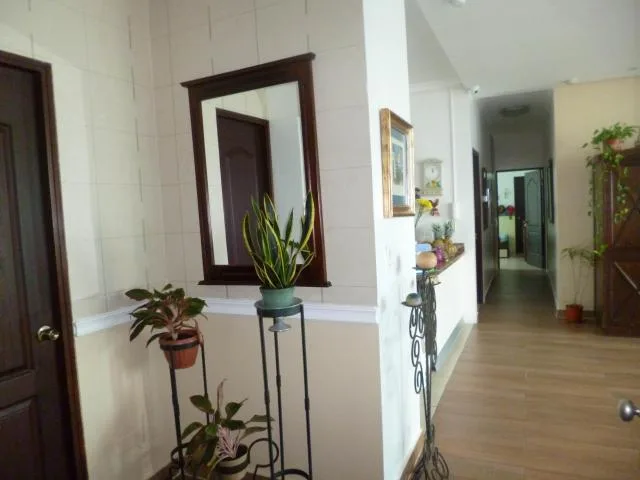 17-5031. se vende apartamento super amplio en av. balboa. mh — 2