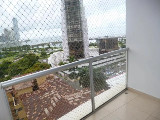 17-5031. se vende apartamento super amplio en av. balboa. mh — 3