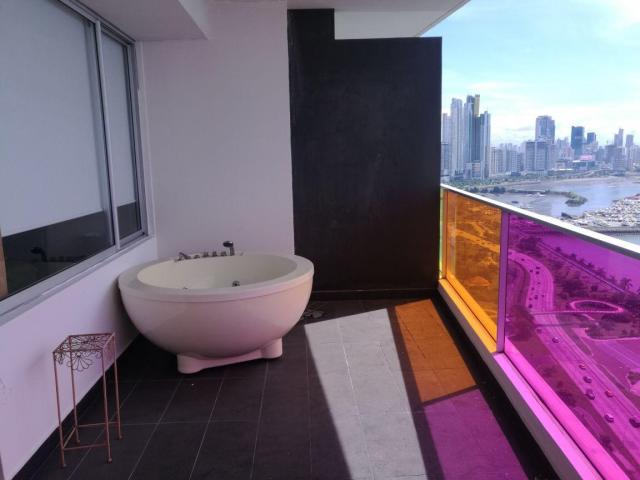 17-4840. oportunidad unica. venta de apartamento en av. balboa. mh