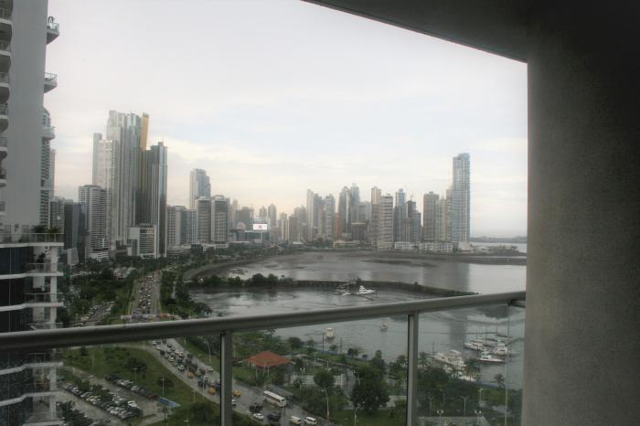 Se alquila apartamento avenida balboa 2 rec. amoblado yacht club 