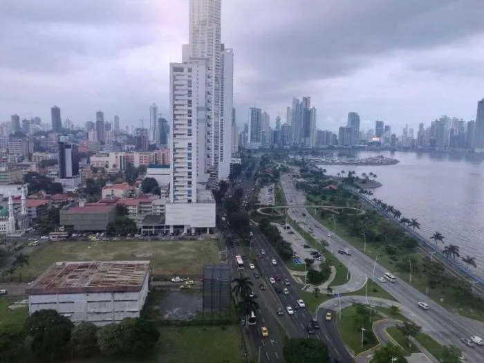 Alquiler de balboa office center, 65 mts zonadeinmuebles ais.  — 2