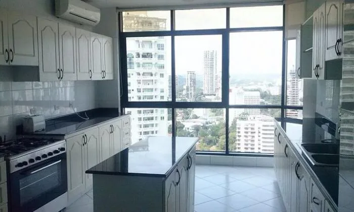 Torre miramar en la av. balboa  — 2