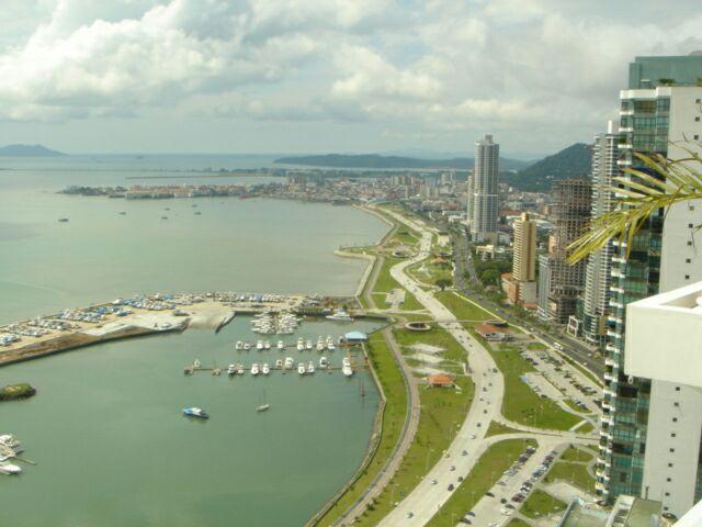 Alquilo en ave balboa bello apartamento con vista al mar.