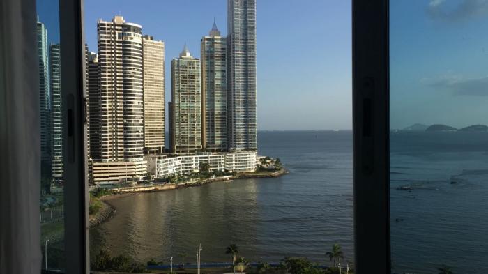 Se alquila apartamento amoblado con vista al mar