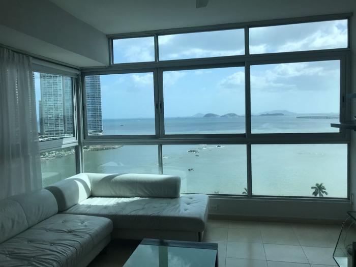 Se alquila apartamento amoblado con vista al mar