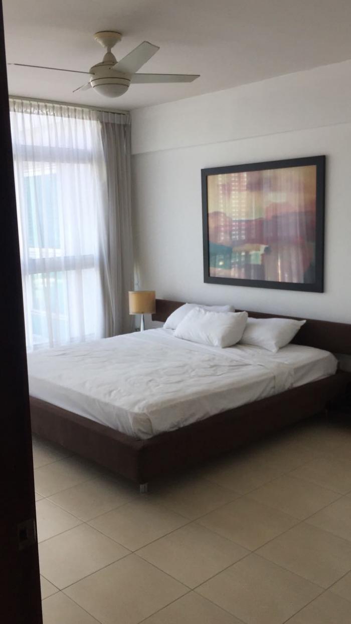 Se alquila apartamento amoblado con vista al mar