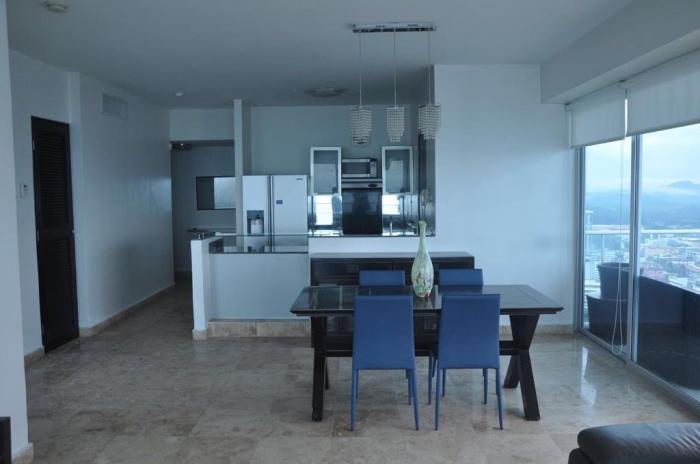 Se alquila apartamento amoblado frente al mar