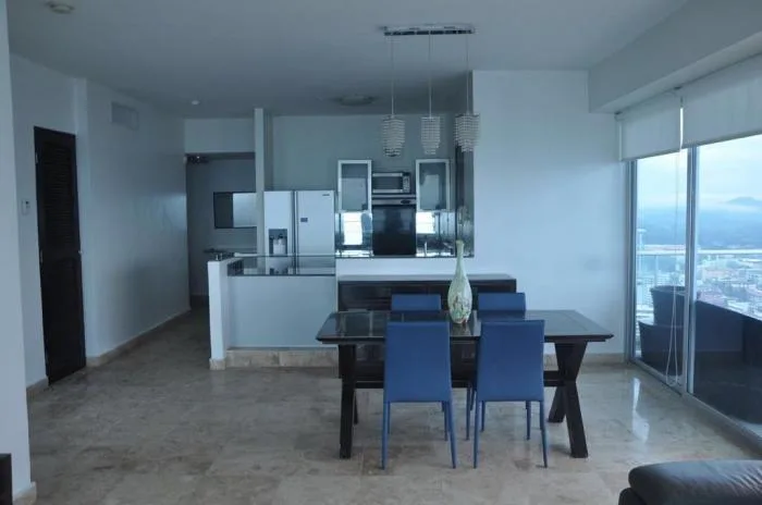 Se alquila apartamento amoblado frente al mar — 4