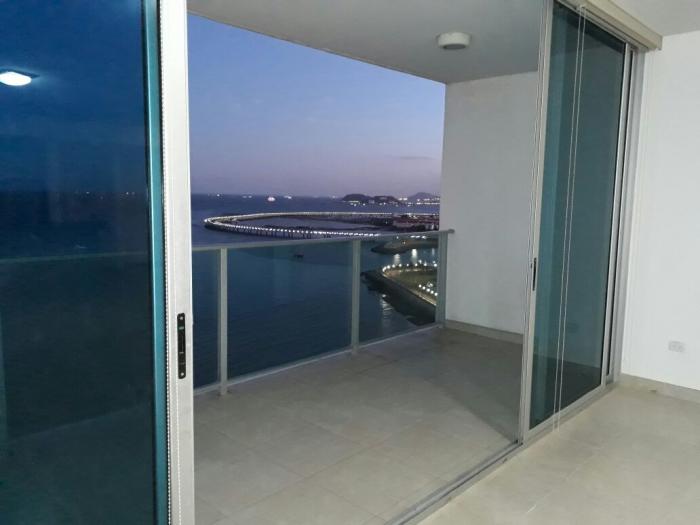 Alquilo en ave balboa apartamento con vista al mar, piso alto